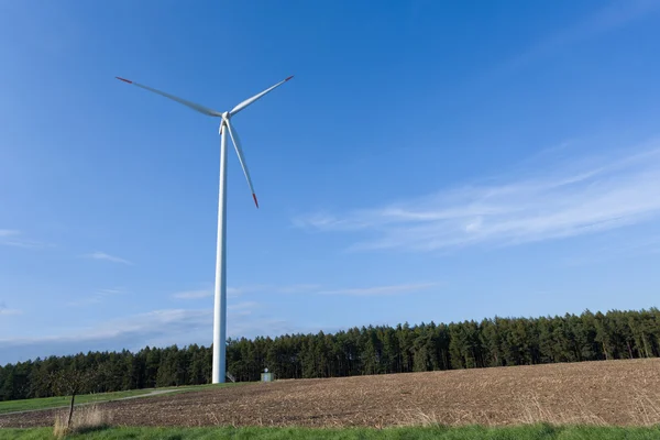 Turbiny wiatrowe na tle błękitnego nieba — Zdjęcie stockowe