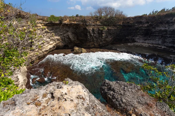 Tunnelkraterküste auf der Insel Nusa Penida — Stockfoto