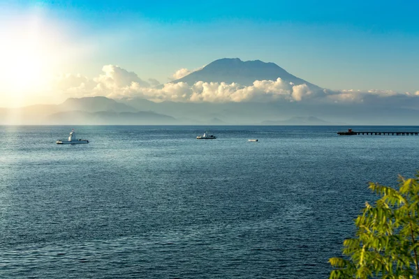 Vista sobre Bali do oceano, vulcão nas nuvens — Fotografia de Stock