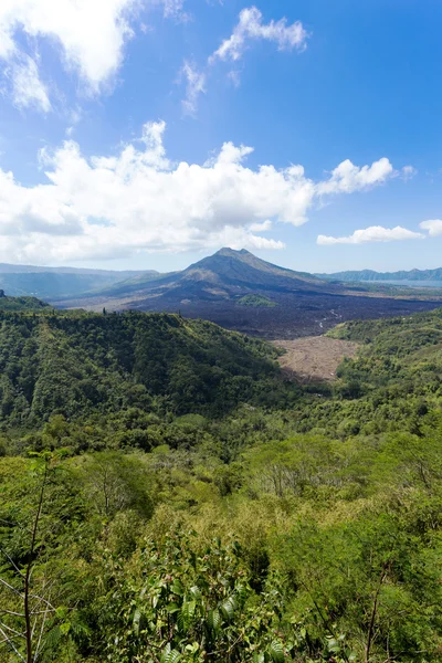 Батурский вулкан и гора Агунг — стоковое фото