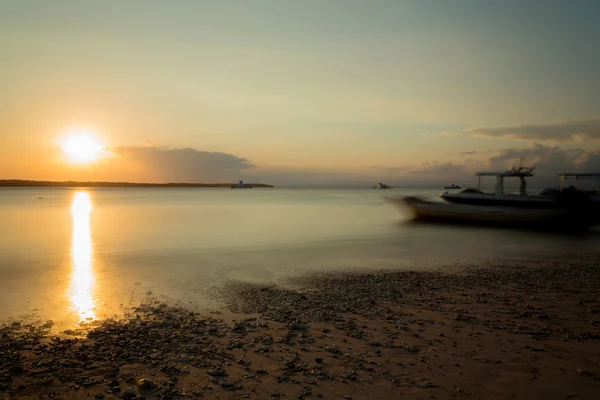 Nusa penida, spiaggia di Bali con cielo drammatico e tramonto — Foto Stock