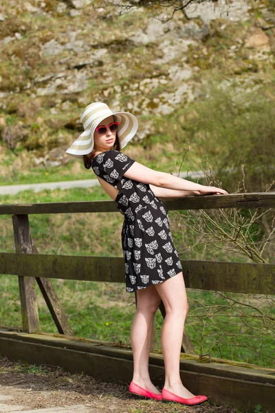 Mulher na moda alegre com chapéu — Fotografia de Stock