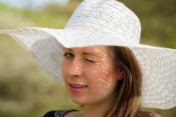 Mujer alegre a la moda con el sombrero —  Fotos de Stock