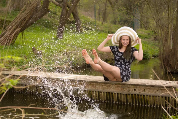 Mulher na moda alegre em pequena ponte — Fotografia de Stock