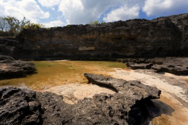 kaya formasyonu kıyı şeridi Nusa Penida Adası'nda