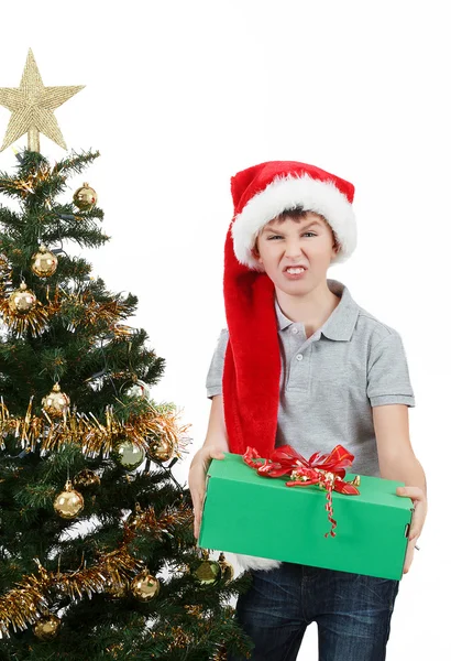 Lycklig pojke i santa hatt överraskad av julklapp — Stockfoto