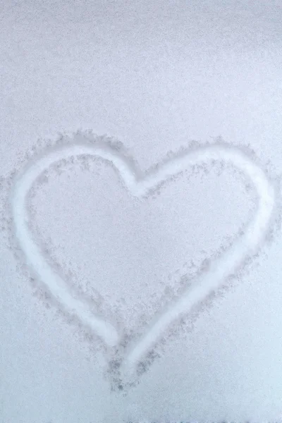 Herz im Schnee gezeichnet - ein Symbol der Liebe — Stockfoto