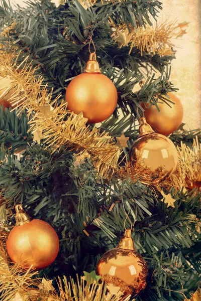 Gelb geschmückter Weihnachtsbaum — Stockfoto