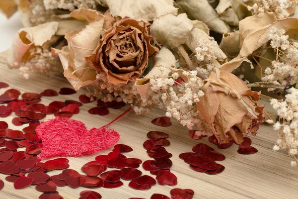 Boeket gedroogde rozen en rood vak, valentine — Stockfoto