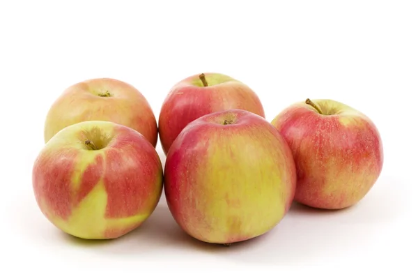 Svěží šťavnaté červené a žluté jablka izolované — Stock fotografie