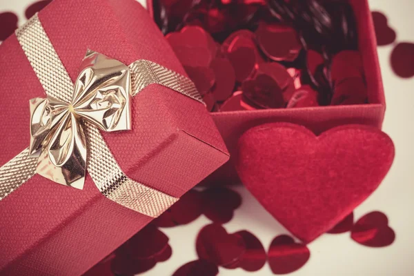Красные сердца конфетти на деревянном фоне — стоковое фото