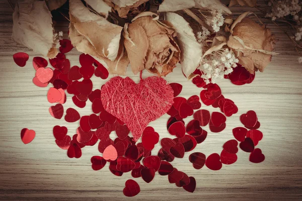 Букет сушеных роз и красная коробка, валентинка — стоковое фото