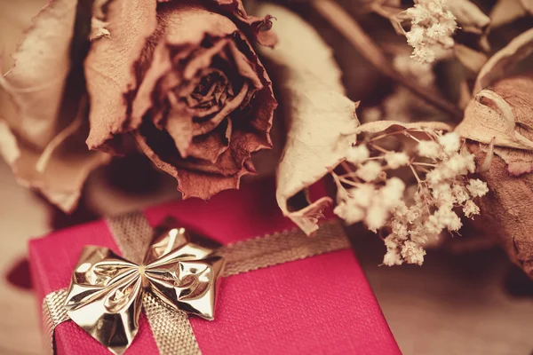 干的玫瑰花，红色的盒子，情人节花束 — 图库照片