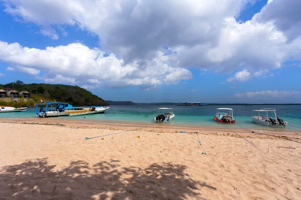 Spiaggia da sogno con barca Bali Indonesia — Foto Stock