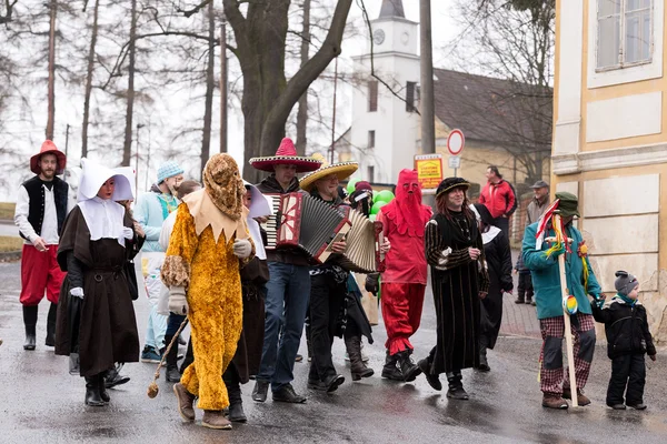 Люди посещают масопустский карнавал — стоковое фото