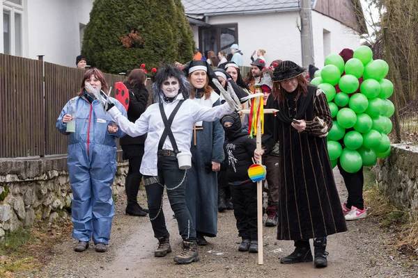 İnsanlar Masopust karnaval katılmak — Stok fotoğraf