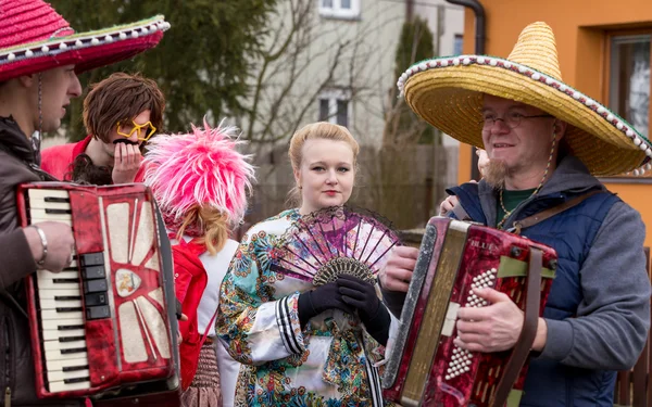 Les gens assistent au Carnaval Masopust — Photo