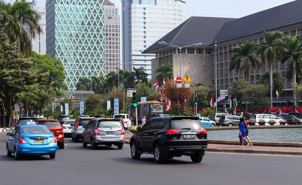 Движение на главной улице в центре Джакарты — стоковое фото