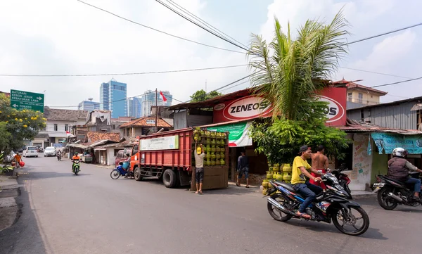 Traffic on shantytown street in Jakarta — Stock Photo, Image