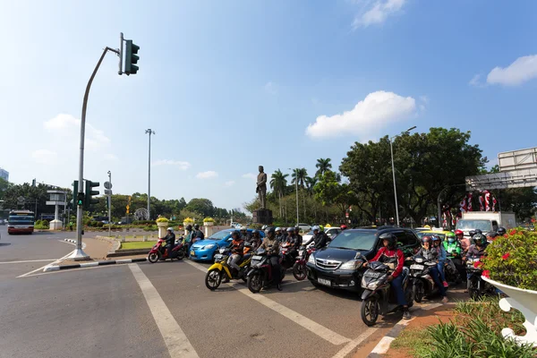Движение на главной улице в центре Джакарты — стоковое фото