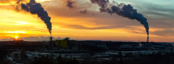 Sunrise silhuetten av rökning fabriken — Stockfoto
