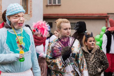 İnsanlar Masopust karnaval katılmak