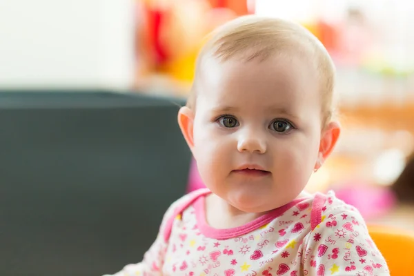 Glad söt liten flicka — Stockfoto