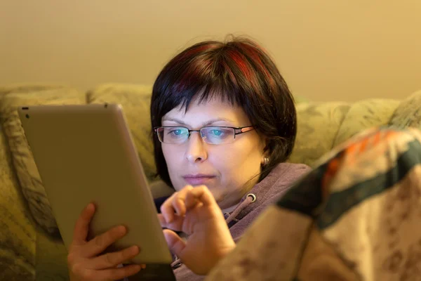 Mujer leyendo noticias en la tableta — Foto de Stock