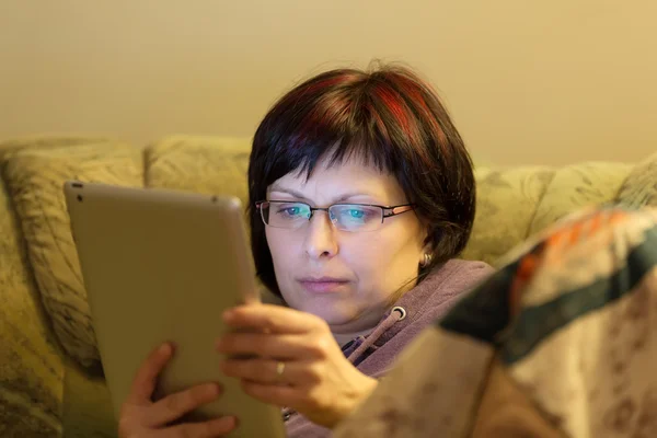 Mujer leyendo noticias en la tableta — Foto de Stock