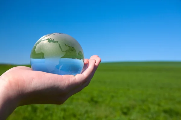 Glas jorden i mänsklig hand — Stockfoto