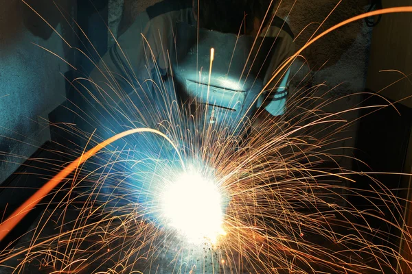 Lavoratore industriale al primo piano della saldatura della fabbrica Fotografia Stock