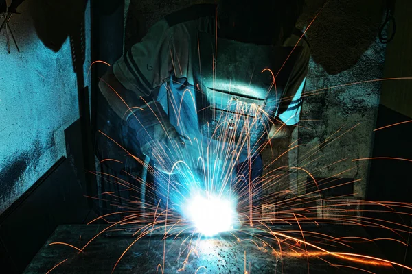 Fabrikadaki sanayi işçisi kaynaklarını kapatıyor.