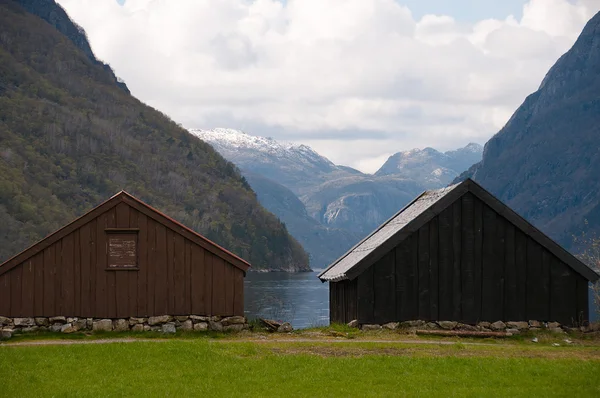 Fiyort sahilinde boathouses