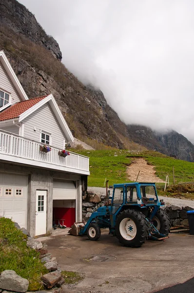 The farmhouse at the mountains — Stock Photo, Image