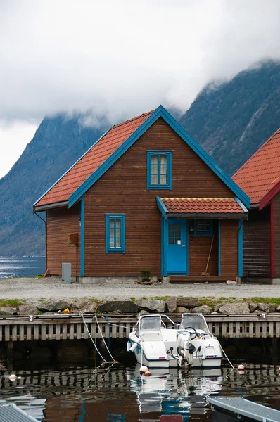 Norwegian cabin and the boat — Stock Photo, Image