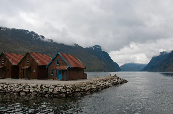 Cabins on shore at fjord — Stock Photo, Image