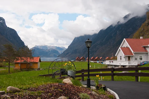 Gospodarstwa i kabin na fiord ' brzeg — Zdjęcie stockowe