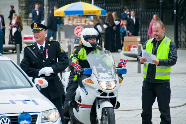 5 月 2014年、スタヴァンゲルで憲法記念日の中に人 — ストック写真