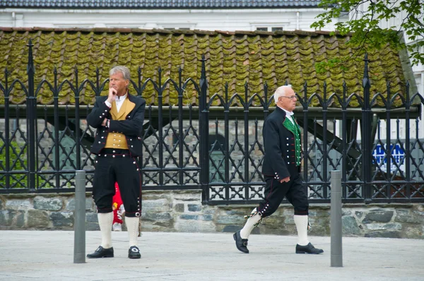 5 月 2014年、スタヴァンゲルで憲法記念日の中に人 — ストック写真