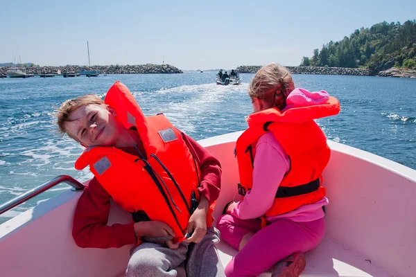 Щасливі діти в човні — стокове фото