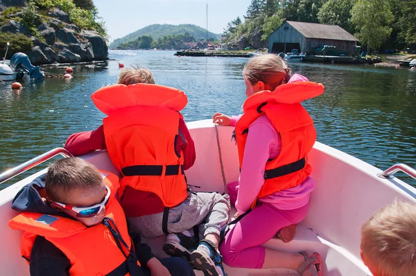 Kinderen drijvend in een boot — Stockfoto