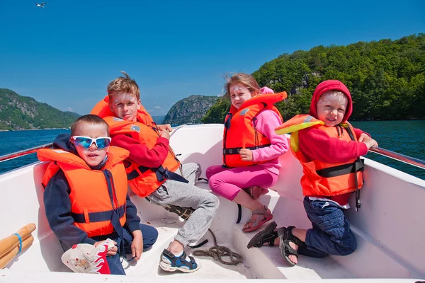 Bambini in giubbotti di salvataggio in barca — Foto Stock