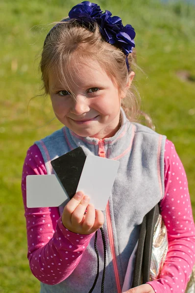 La asistente de la niña sosteniendo la tarjeta gris —  Fotos de Stock