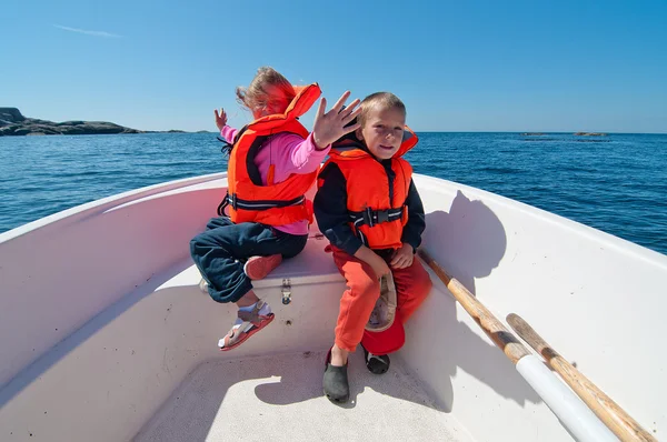 Lachende kinderen op de boot — Stockfoto