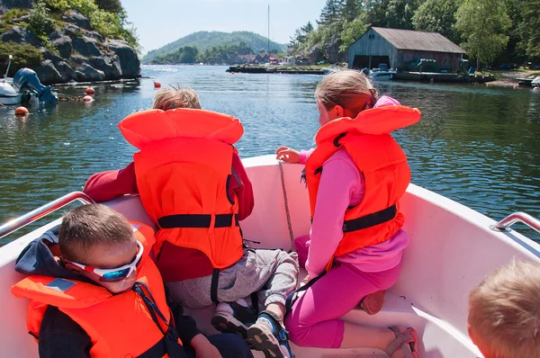 Niños flotando en un barco Imágenes de stock libres de derechos