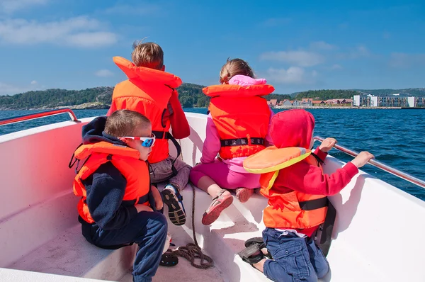Los niños en un barco Imágenes de stock libres de derechos