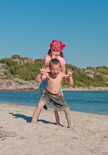 Niños felices en la playa Imágenes De Stock Sin Royalties Gratis