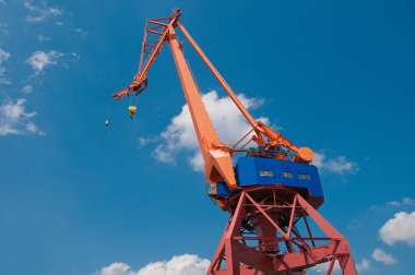 Vinç ve arka plan üzerinde gökyüzü