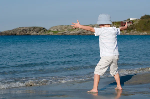 Un bambino che gioca con le onde — Foto Stock