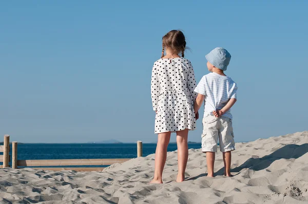 Broer kijken naar zijn oudere zus — Stockfoto